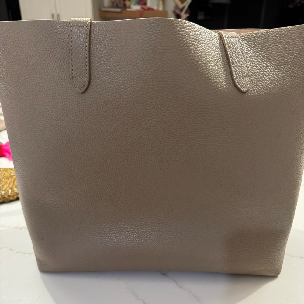 Mint condition Cuyana tote. Barely used tote with insert included.